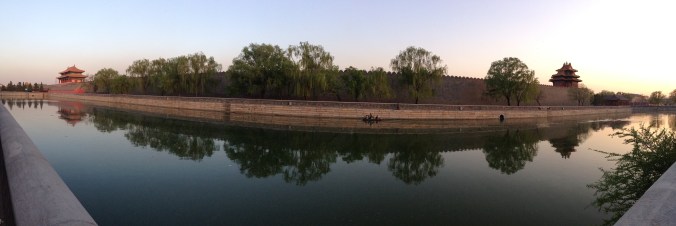 A panoramic shot of the moat that runs along the palace. 