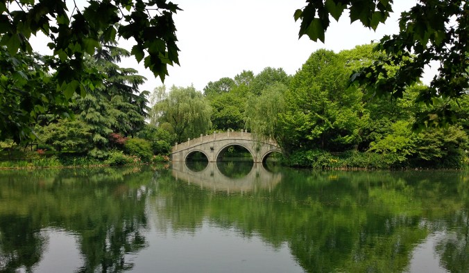 A bridge along Xihu Lake. 