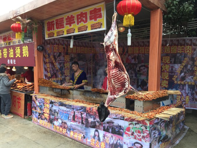 Vendors from western China's Xinjiang Uyghur Autonomous Region sell lamb skewers at the temple fair. 